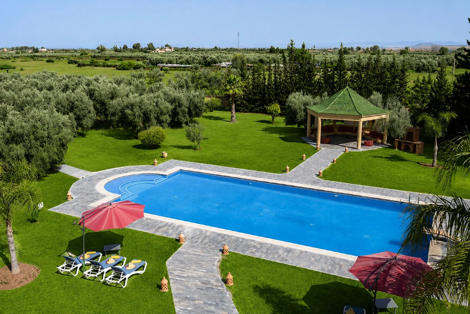 Grande piscine et jardin paysager d'un hectare avec oliviers, gazebo et vue sur l'Atlas — Villa Dar Moudar, location de villa de luxe près de Marrakech